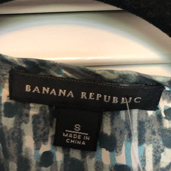 Banana Republic cap sleeve button-down blouse. Matching blue round buttons - Picture 2 of 3